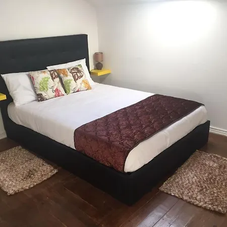 Royalty Hostal *